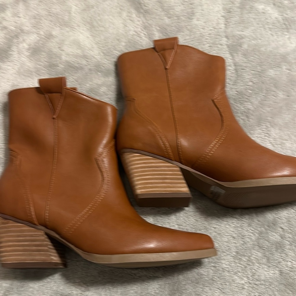 DV Dolce Vita tan ankle boots size 8 BRAND NEW
